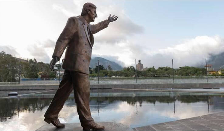 Ecuador votes to remove statue of Nestor Kircher for being a “Symbol of Corruption”