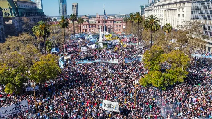 <strong>Thousands gather in Buenos Aires to support peace after VP’s assasination attempt</strong>