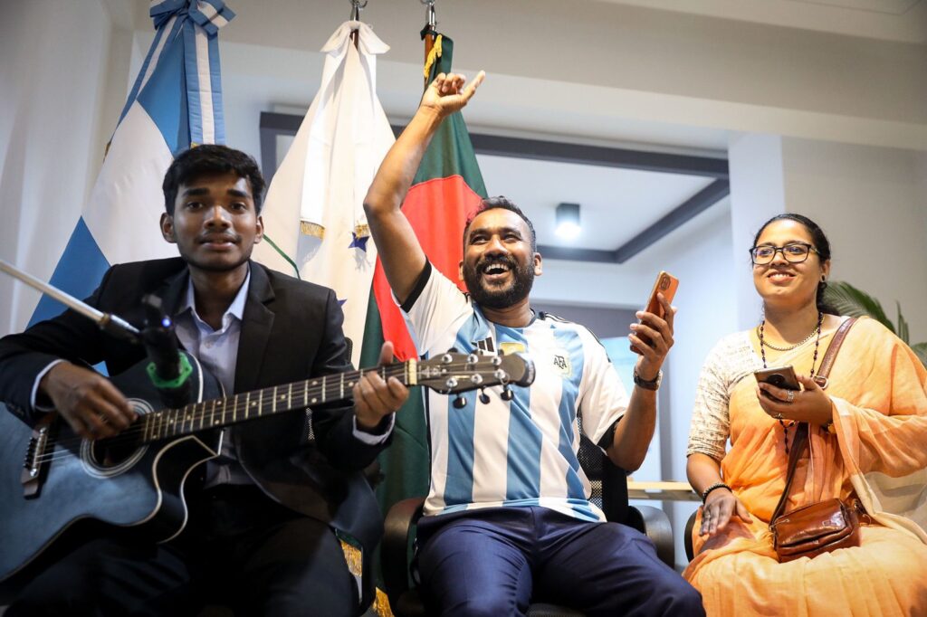 Argentina reabre su embajada en Bangladesh tras masivo apoyo a la Copa del Mundo