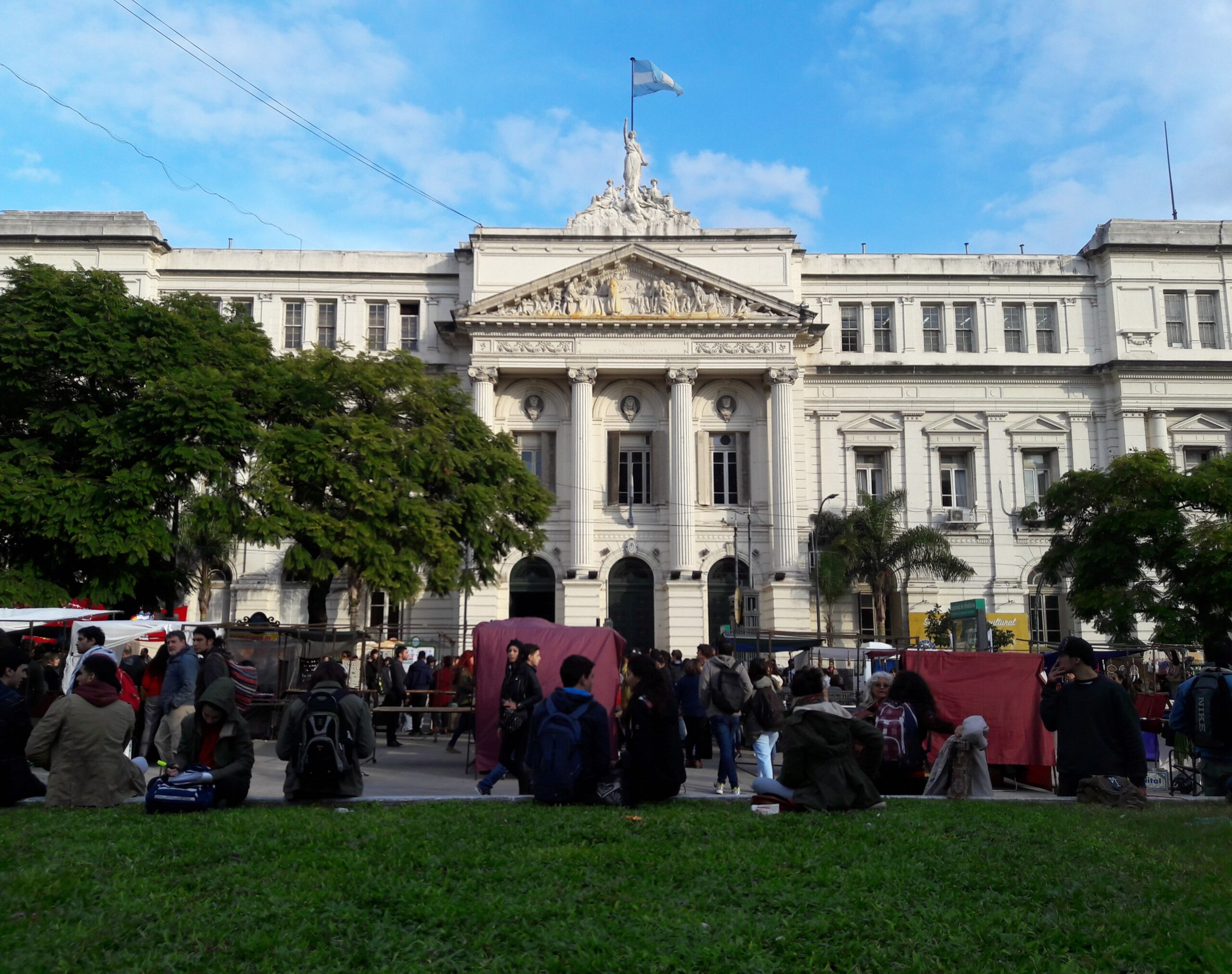 The Argentine professor forced to moonlight as an Uber driver to make ends meet - argentinareports.com thumbnail